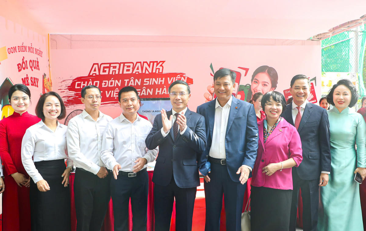 Thống đốc Ngân hàng Nhà nước Việt Nam&nbsp;Phạm Đức Ấn cùng lãnh đạo Agribank, lãnh đạo Học viện Ngân hàng chụp ảnh lưu niệm tại&nbsp;gian hàng của Agribank&nbsp;