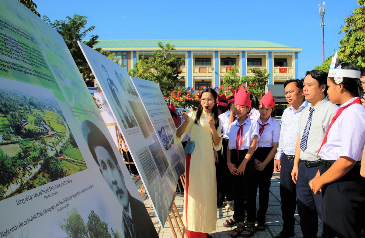Cán bộ Bảo tàng Đà Nẵng thuyết minh về cuộc đời, thân thế và những cống hiến của cụ Huỳnh Thúc Kháng với phong trào cách mạng Việt Nam. Ảnh: AN.