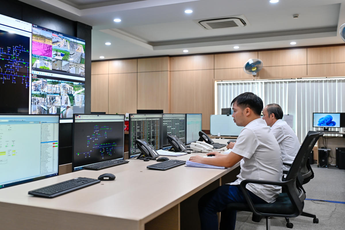 Điều khiển và giám sát hệ thống điện trực tuyến tại Phòng Điều độ - Công ty Điện lực Hà Tĩnh.