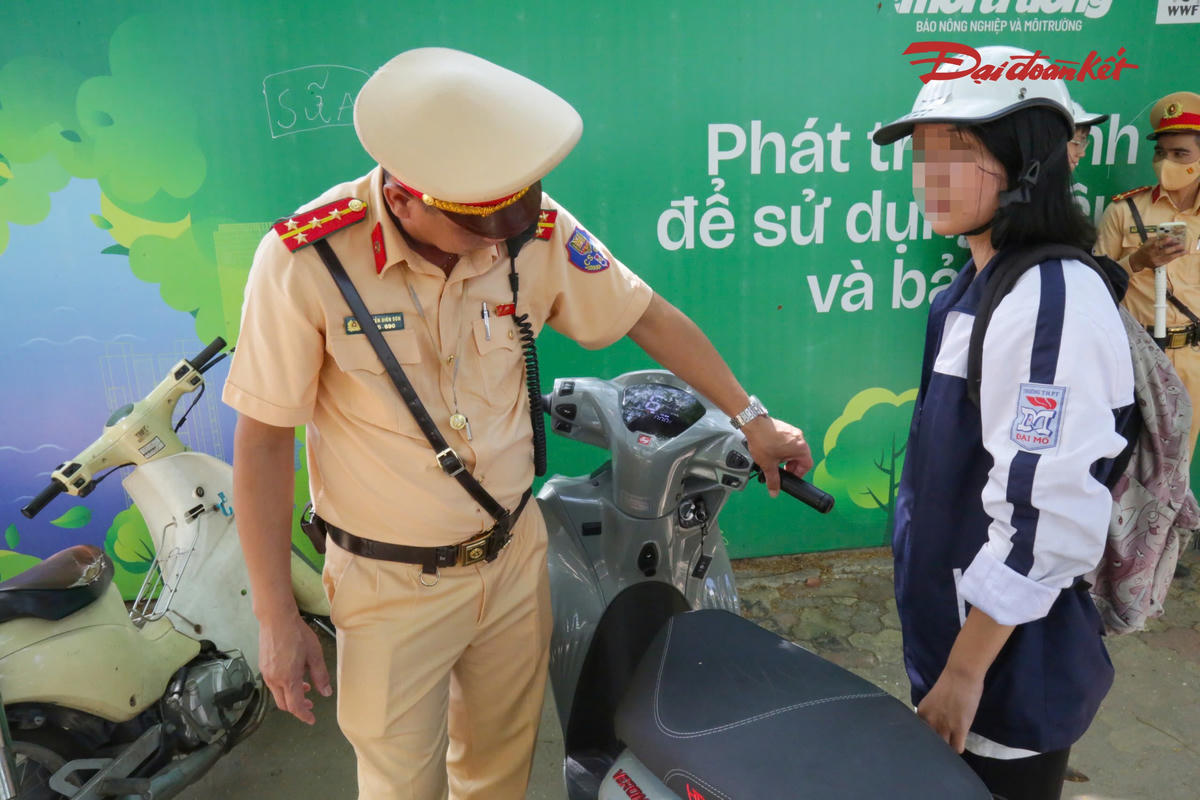 Nữ sinh Hà Nội bị phạt 3 triệu đồng vì lái mô tô điện không có bằng lái
