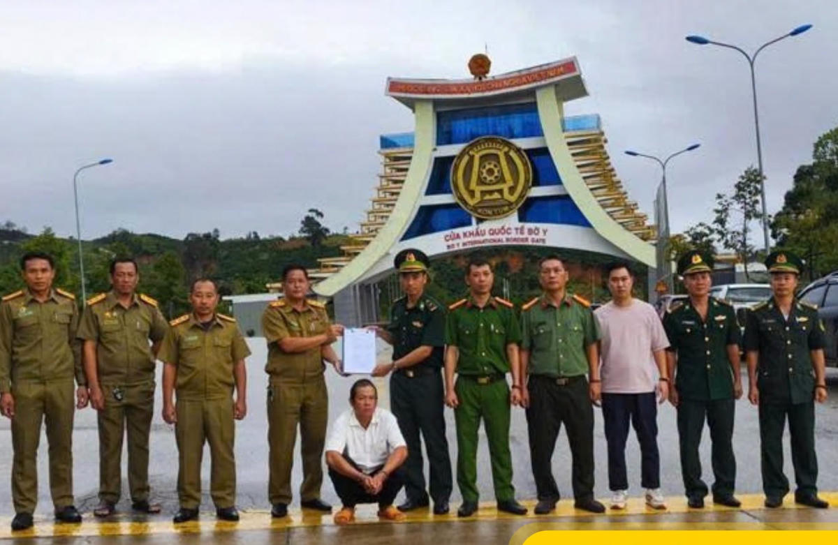 Lực lượng chức năng thực hiện thủ tục tiếp nhận, bàn giao đối tượng Nguyễn Thế Phụng tại Cửa khẩu quốc tế Bờ Y. Ảnh: CA Quảng Ngãi.