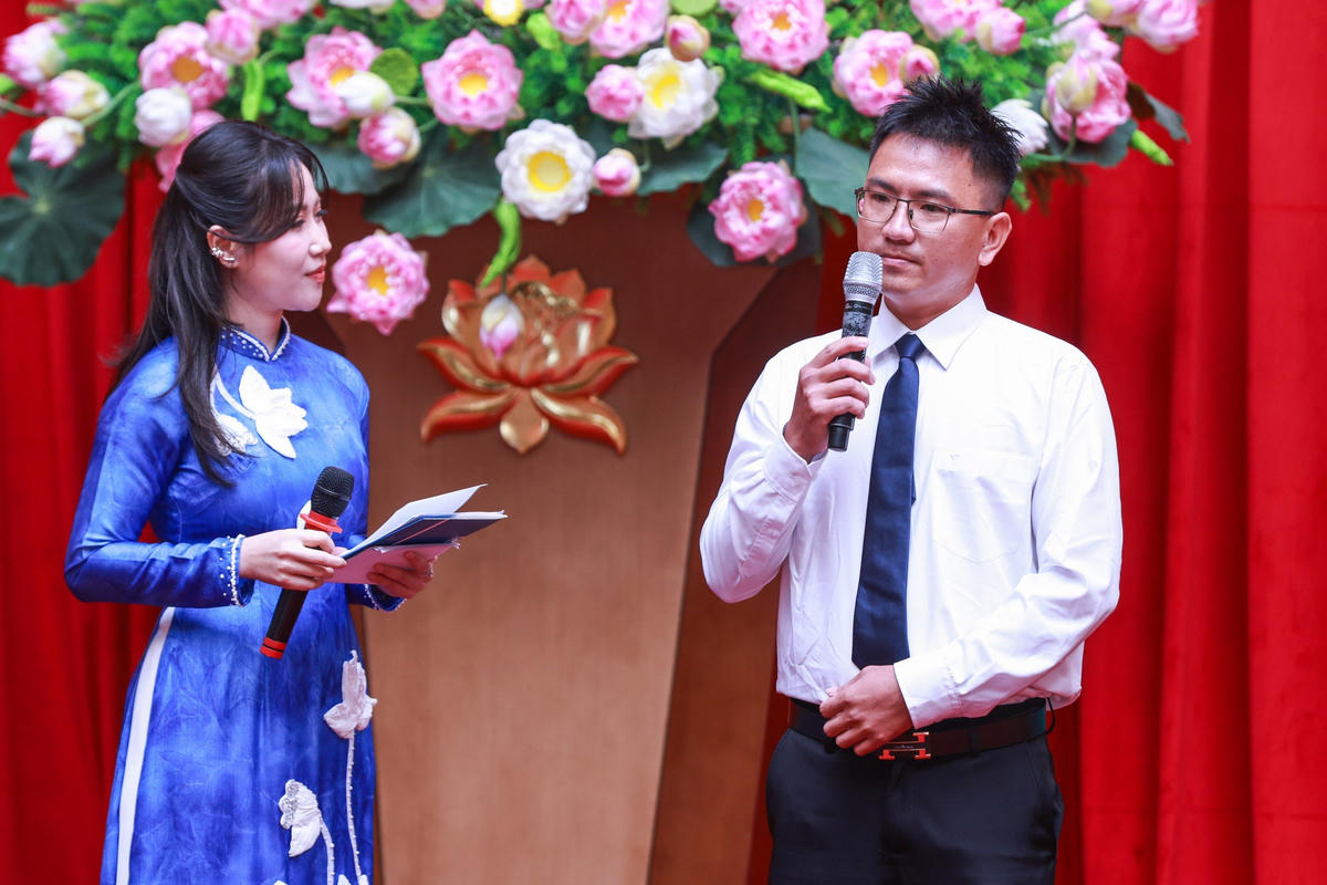 Đại biểu giao lưu tại hội nghị. Ảnh: Quang Vinh - Lê Khánh
