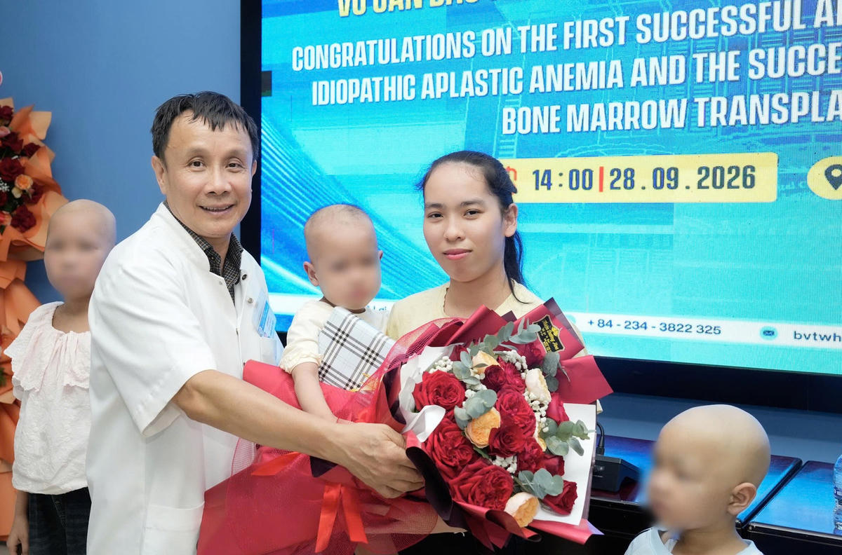 Lãnh đạo Bệnh viện Trung ương Huế tặng hoa chúc mừng bệnh nhi tại lễ ra viện. Ảnh: B.T