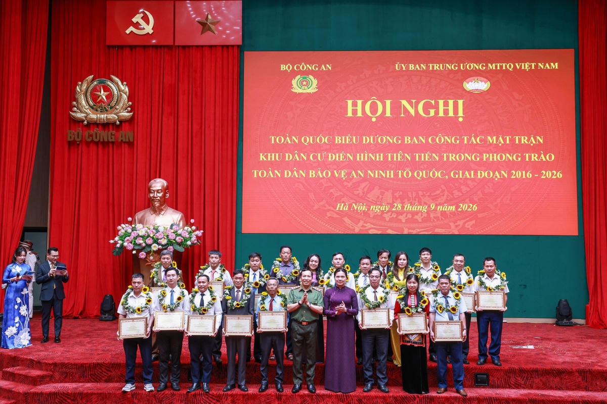 Bà Hà Thị Nga, Ủy viên Trung ương Đảng, Phó Chủ tịch - Tổng Thư ký Ủy ban Trung ương MTTQ Việt Nam; ông Lê Văn Tuyến, Ủy viên Ban Chấp hành Trung ương Đảng, Thứ trưởng Bộ Công an trao tặng bằng khen cho các tập thể, cá nhân tiêu biểu. Ảnh: Quang Vinh - Lê Khánh