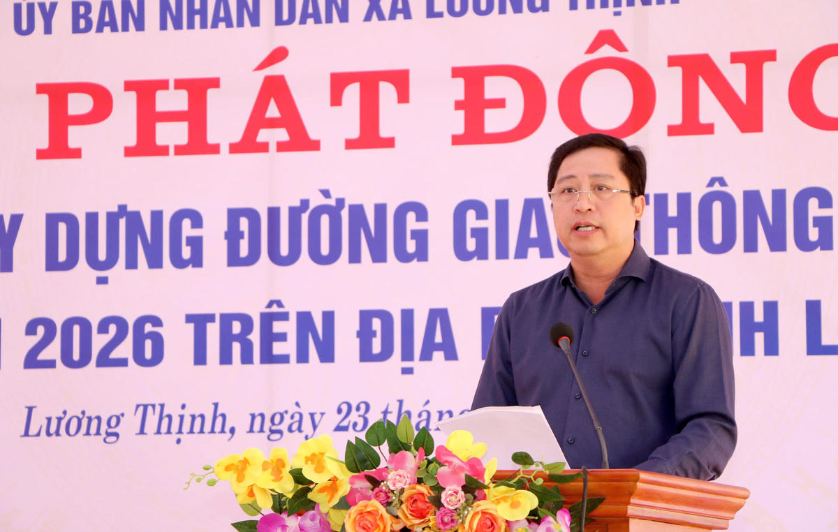 Bí thư Tỉnh ủy Lào Cai Dương Quốc Huy phát biểu tại lễ phát động phong trào xây dựng đường giao thông nông thôn đợt 2 năm 2026 ở xã Lương Thịnh.