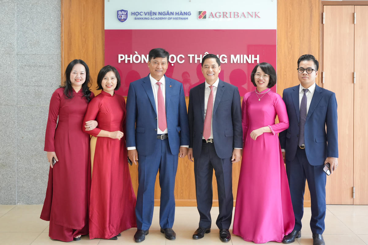 Thực hiện chỉ đạo của Thống đốc Ngân hàng Nhà nước, ngay sau Lễ khai giảng, Tổng Giám đốc Agribank và lãnh đạo Học viện Ngân hàng đã trao đổi tại phòng học thông minh (phòng học do Agribank tài trợ) của Học viện về kế hoạch phối hợp đào tạo, hướng tới giúp sinh viên được Agribank lựa chọn sớm tiếp cận kiến thức và kỹ năng thực tiễn, phù hợp với yêu cầu công việc tại ngân hàng