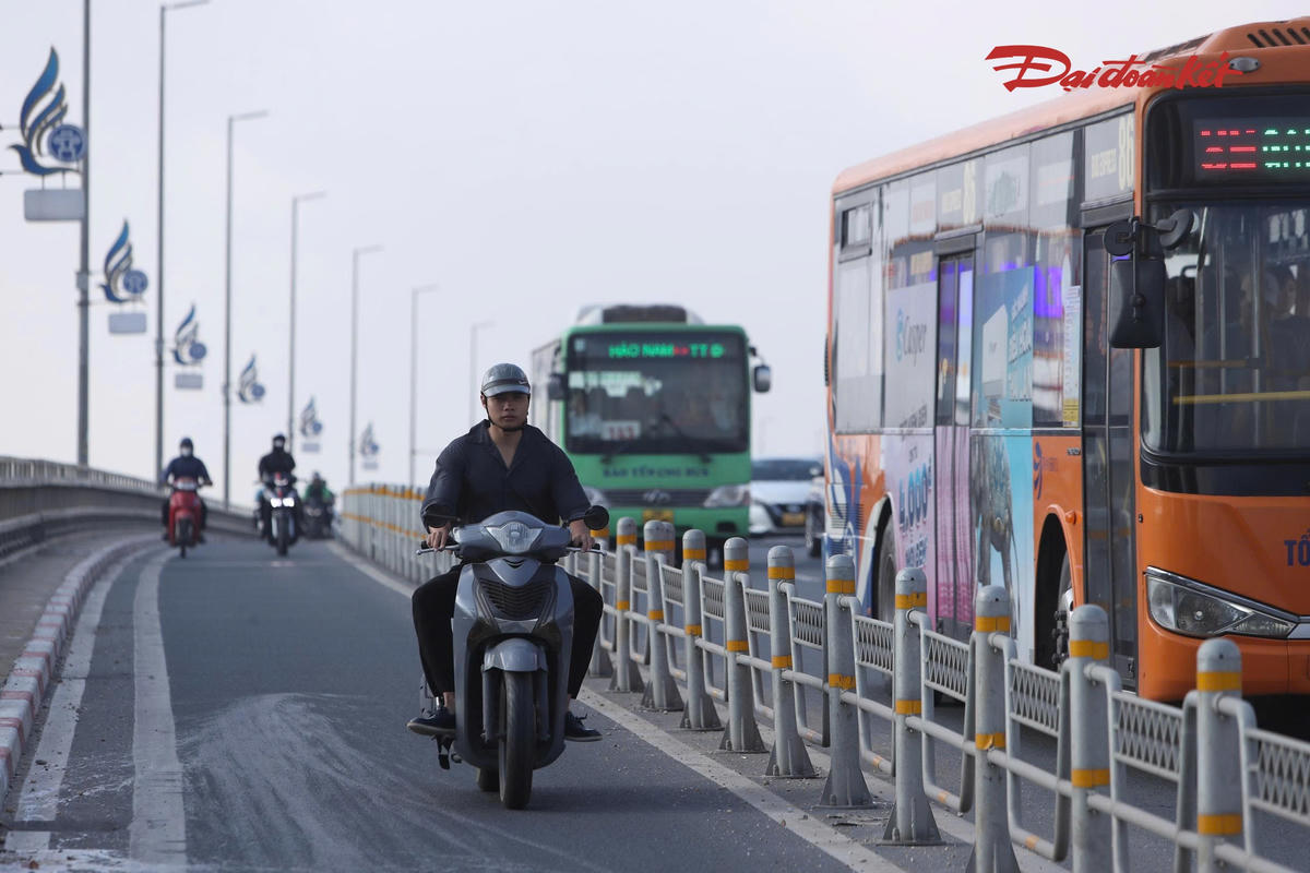Anh Nguyễn Hưởng, trú tại phường Tây Hồ, cho biết hằng ngày anh đều di chuyển qua cầu Nhật Tân sang Đông Anh để làm việc. Theo anh, từ tuần trước, khi phương án tổ chức giữ khoảng cách được triển khai, giao thông trên cầu có phần ùn tắc hơn so với những ngày bình thường.