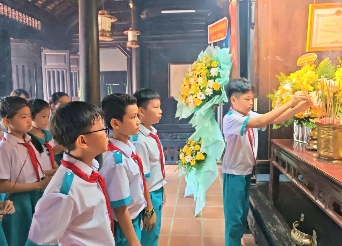 Học sinh dâng hương tại khu lưu niệm cụ Huỳnh Thúc Kháng. Ảnh: TB.