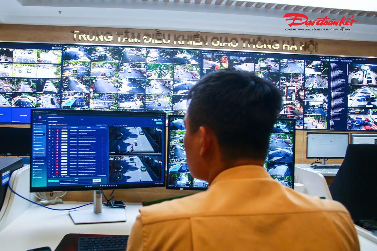 Hệ thống camera AI ghi nhận hình ảnh phương tiện và các hành vi vi phạm giao thông trên đường phố Hà Nội.