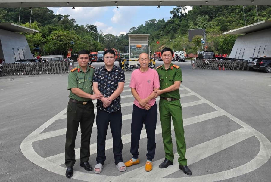 Công an TP Bắc Ninh bàn giao 2 đối tượng truy nã quốc tế Huang Gensheng và Li Fang Han cho cơ quan chức năng Trung Quốc.