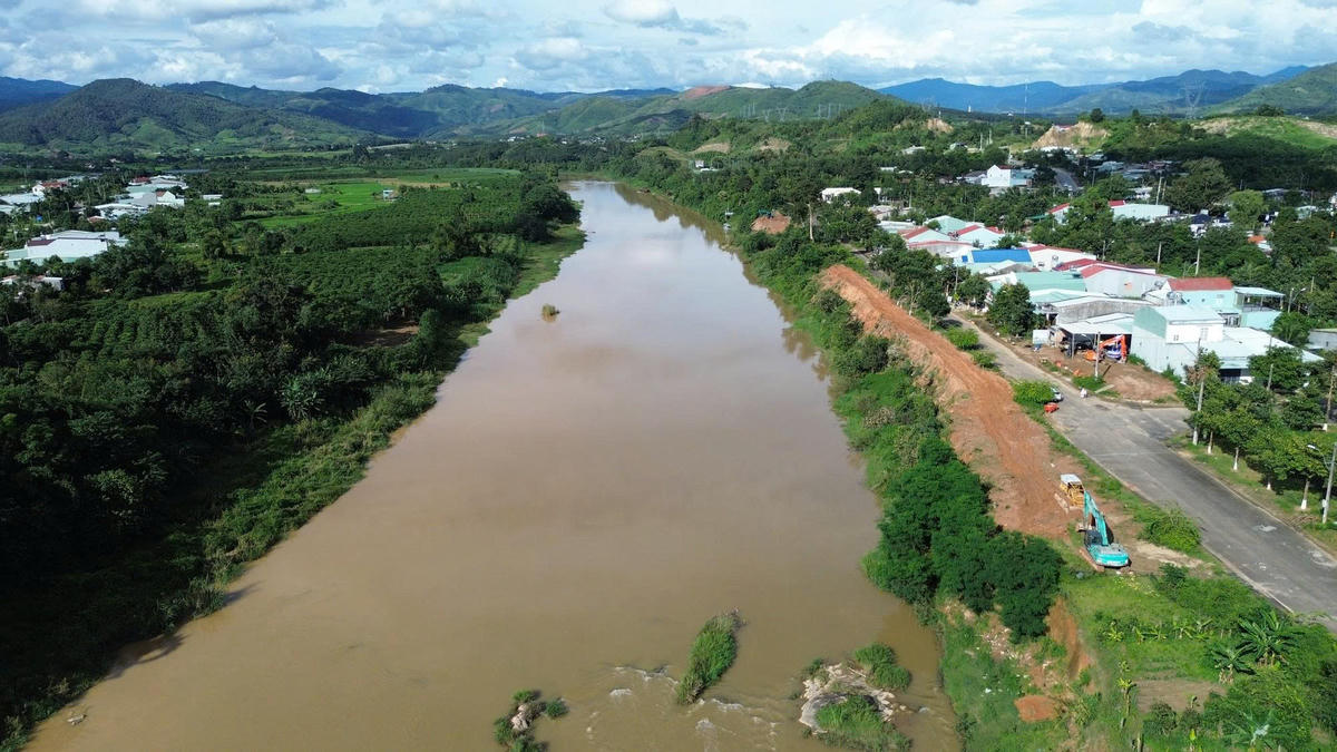 Công trình kè bờ Tây sông Đăk Snghé (dài 600m) nối tiếp tuyến kè hoàn thành năm 2024.
 Ảnh: BT.