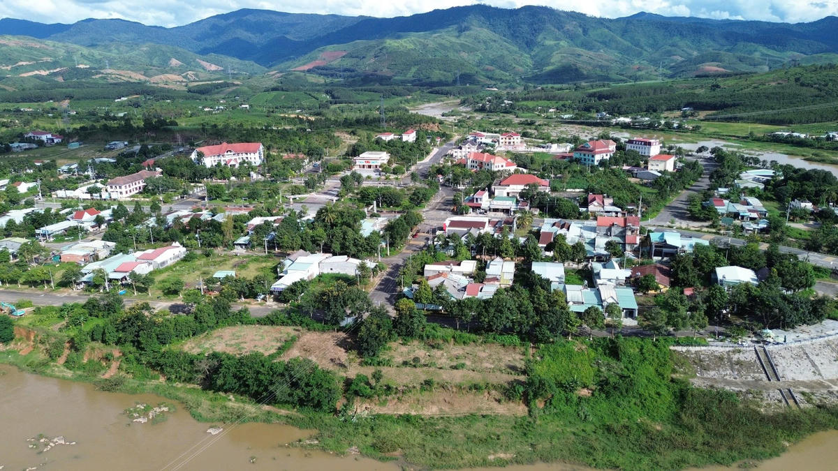 Một góc công trình kè bờ Tây sông Đăk Snghé trên cao. Ảnh: BT.
