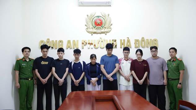 8 đối tượng bán "thuốc nam gia truyền" dởm chữa khỏi bệnh về khối u tại cơ quan công an.