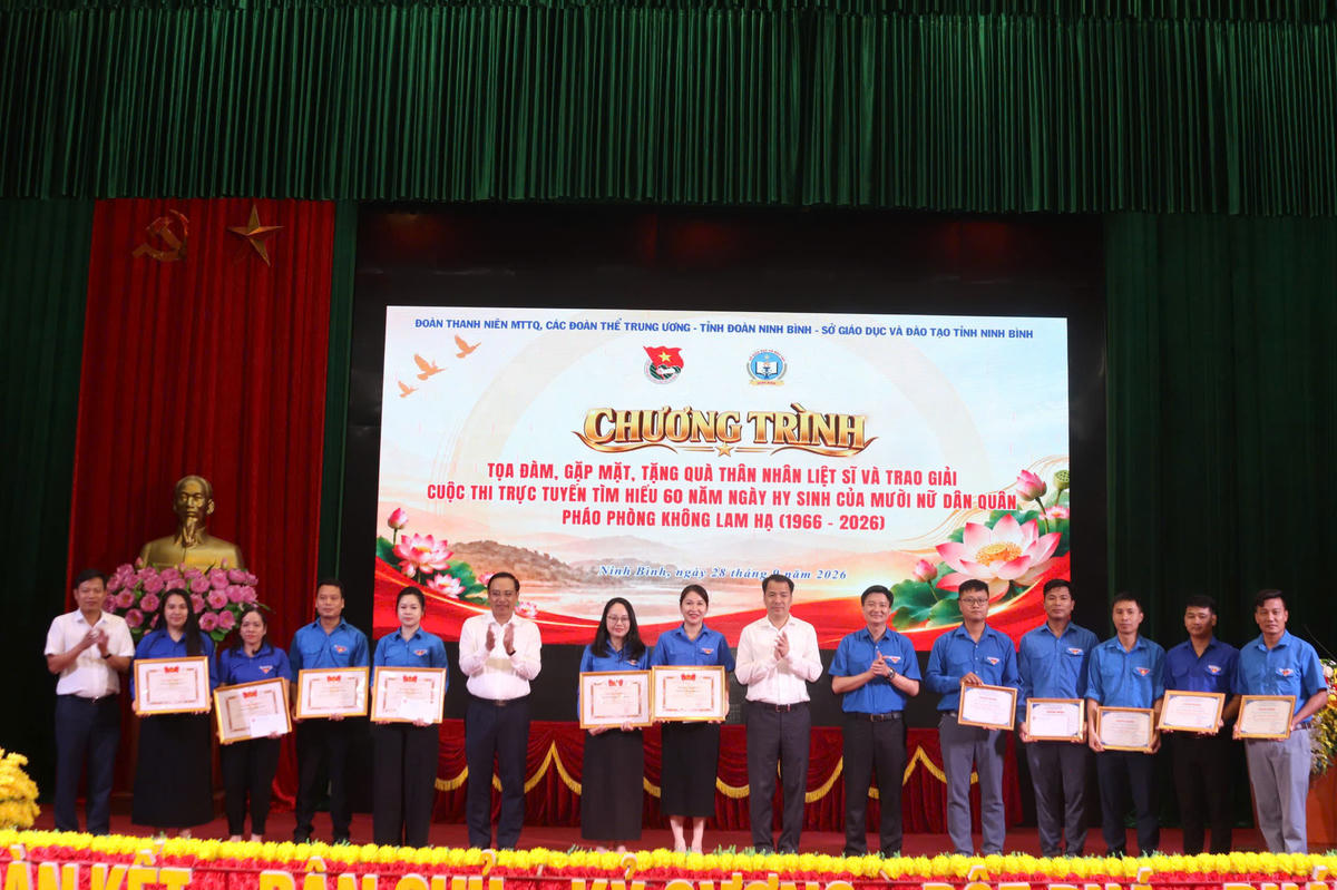 Ban Tổ chức trao giải Cuộc thi trực tuyến “Tìm hiểu 60 năm Ngày hy sinh của Mười nữ dân quân pháo phòng không Lam Hạ (1966 - 2026)”.