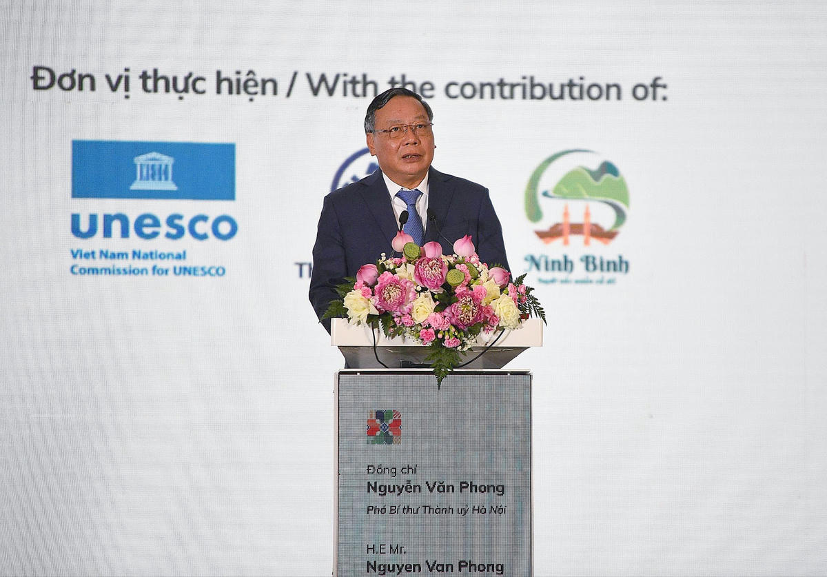 Phát biểu chào mừng, Phó Bí thư Thành ủy Hà Nội Nguyễn Văn Phong nhấn mạnh: Việc Bộ Ngoại giao và thành phố Hà Nội phối hợp tổ chức Hội nghị tại Thủ đô Hà Nội là cơ hội để Việt Nam chủ động tham gia, đóng góp vào đối thoại quốc tế về di sản và tính xác thực; đồng thời tạo diễn đàn để các chuyên gia, nhà khoa học, nhà quản lý và các tổ chức quốc tế trao đổi, chia sẻ kinh nghiệm về những vấn đề đang đặt ra trong công tác bảo tồn và phát huy giá trị di sản trong bối cảnh mới. Một trong những kết quả quan trọng mà Hội nghị hướng tới là thảo luận, xây dựng “Văn kiện Hà Nội về Tính xác thực và Di sản” – kết quả của quá trình đối thoại, trao đổi và đóng góp trí tuệ của các chuyên gia, nhà khoa học, các quốc gia và tổ chức quốc tế tham dự Hội nghị.