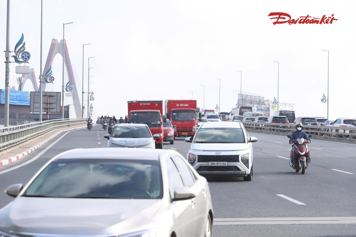 Lãnh đạo Sở Xây dựng Hà Nội cho rằng, tình trạng ùn tắc trên cầu Nhật Tân xuất phát từ nhiều nguyên nhân. Trong đó, việc hạn chế một số phương tiện lưu thông qua cầu Thăng Long để phục vụ thi công dự án trạm cân khiến lượng phương tiện dồn về cầu Nhật Tân tăng cao.