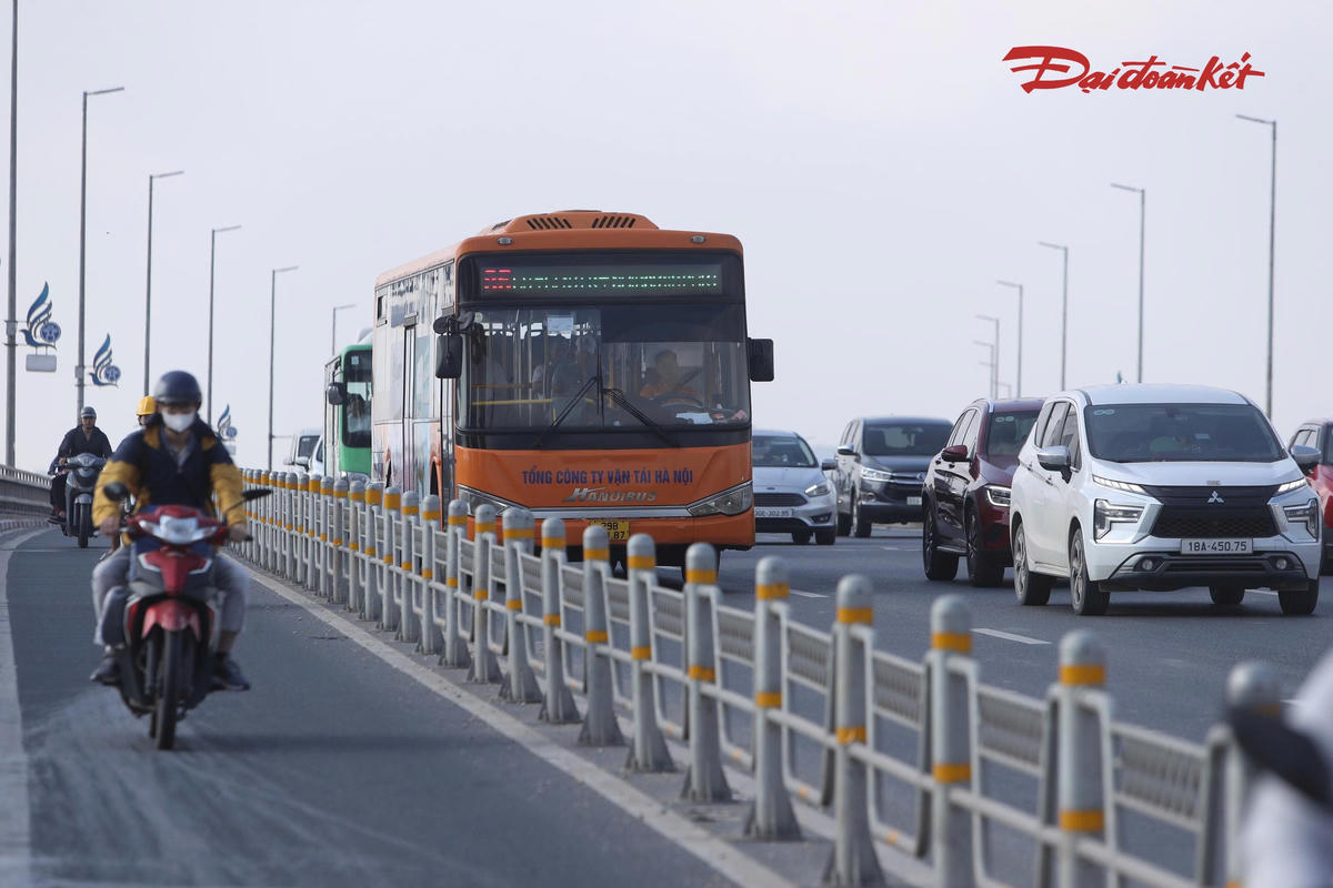 Theo ghi nhận của PV Báo Đại đoàn kết khoảng 8h ngày 28/9, khu vực đường dẫn lên cầu Nhật Tân theo hướng từ Võ Chí Công đi sân bay Nội Bài xảy ra ùn tắc. Hàng dài ô tô nối nhau di chuyển chậm trước khi lên cầu.