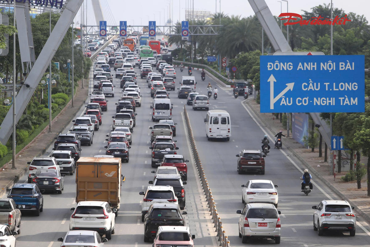 Đáng chú ý, tại khu vực làn đường dành cho ô tô trên đường Võ Chí Công, phương tiện xếp thành khoảng 3 hàng, tốc độ di chuyển chậm.