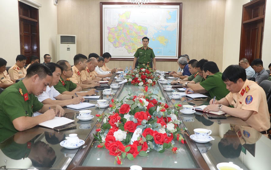 Lãnh đạo Công an TP Hải Phòng phát biểu chỉ đạo tại hội nghị đánh giá, khắc phục hậu quả vụ tai nạn giao thông đặc biệt nghiêm trọng ngày 26/9/2026 tại KCN An Dương. Ảnh: CATP. 