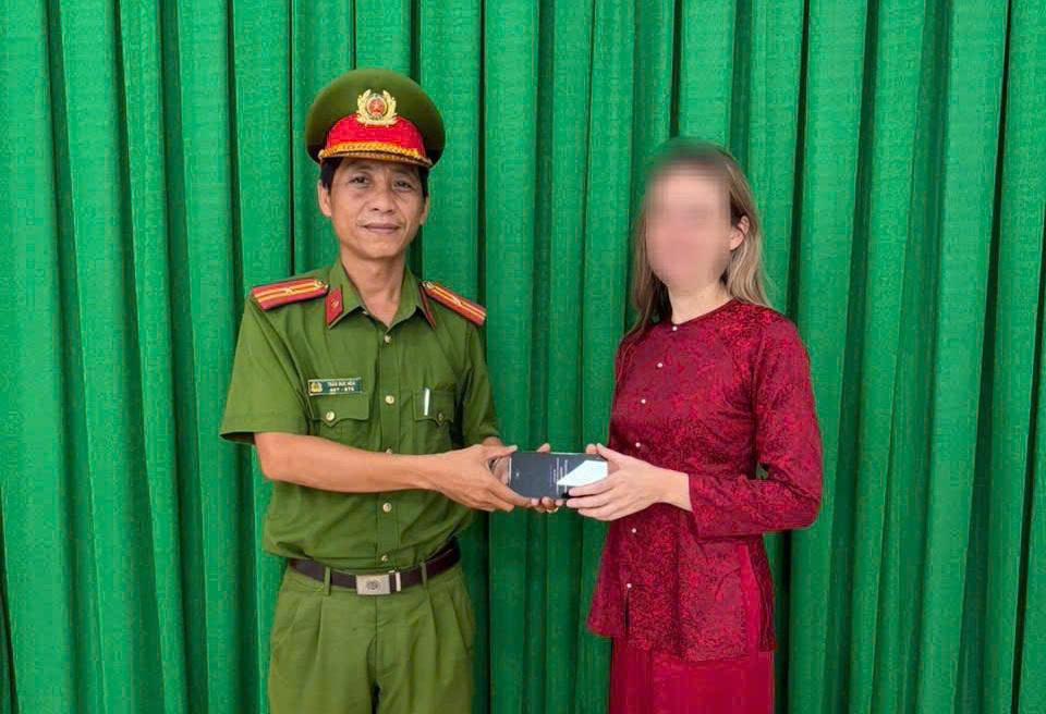 Công an trao trả tài sản cho công dân quốc tịch Nga. Ảnh: CA.
