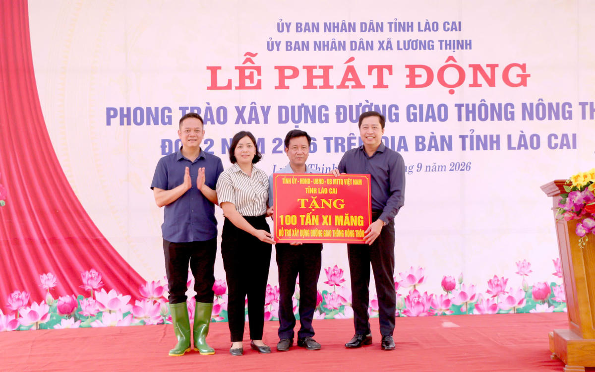 Bí thư Tỉnh ủy Lào Cai Dương Quốc Huy trao tặng 100 tấn xi măng cho xã Lương Thịnh.