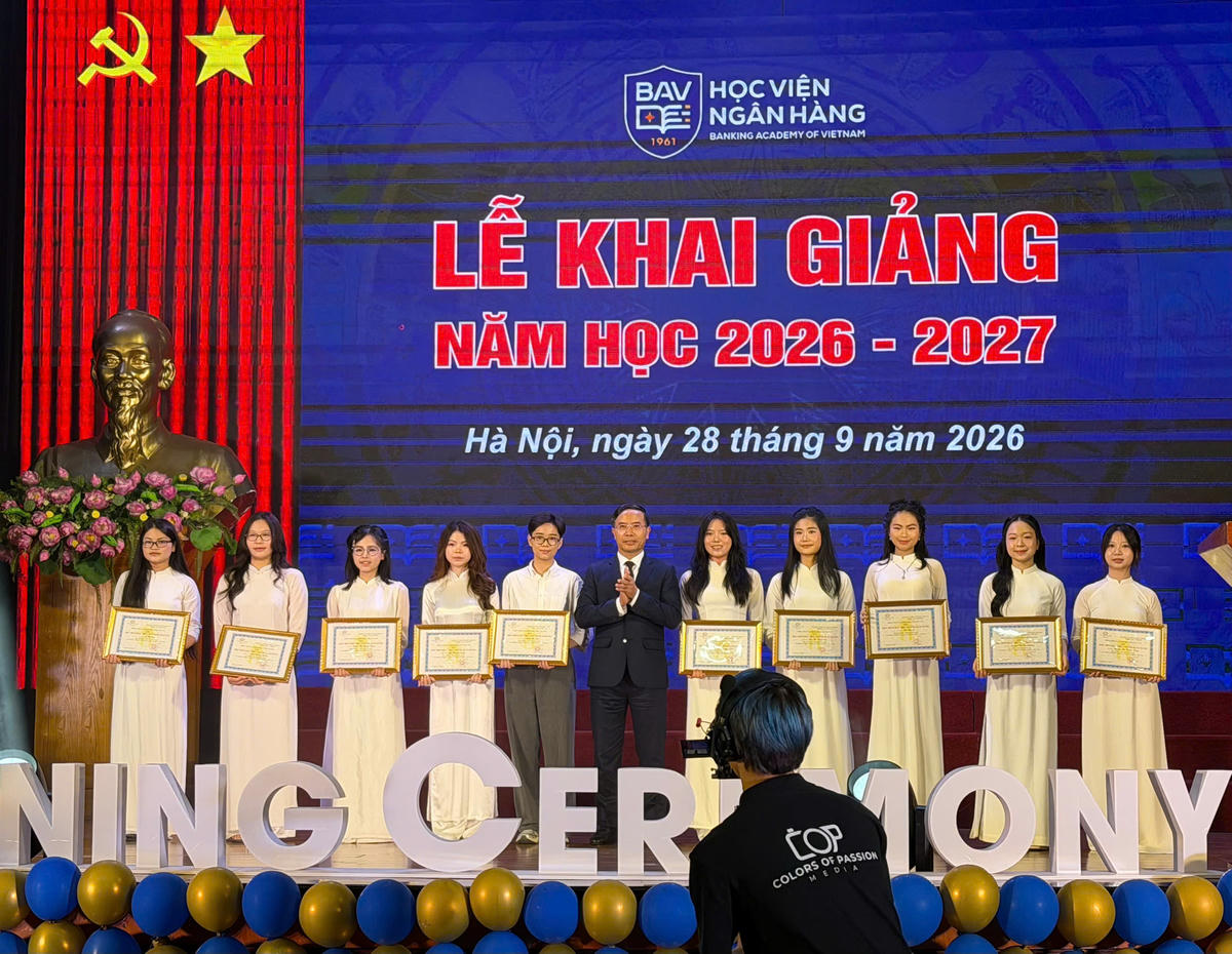 10 sinh viên xuất sắc được nhận học bổng đặc biệt ngành Ngân hàng tại lễ khai giảng.