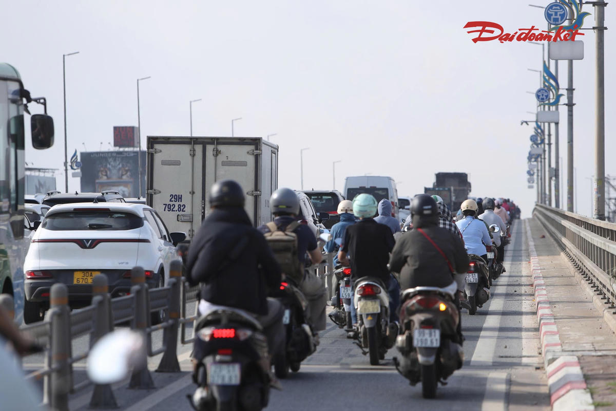 Tuy nhiên, sau ngày đầu thí điểm, Sở Xây dựng Hà Nội đã tiến hành tháo các biển báo khoảng cách để tránh việc người dân hiểu rằng cơ quan chức năng căn cứ vào các biển này để xử phạt.