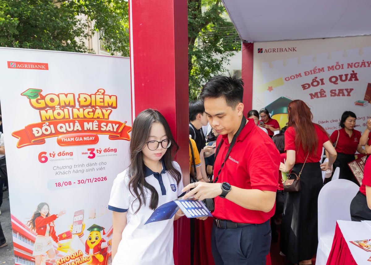 Gian hàng Agribank thu hút sự quan tâm của nhiều sinh viên