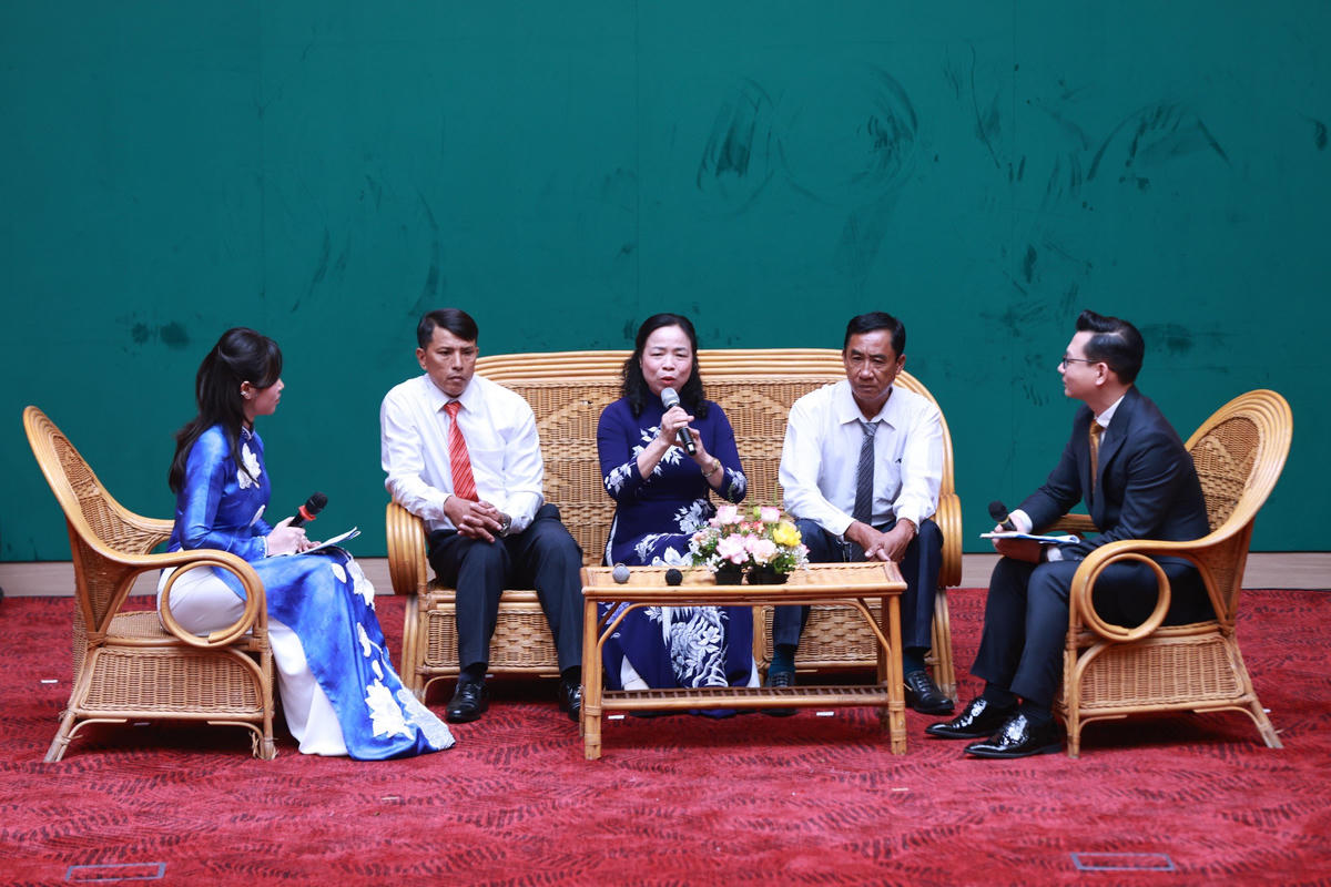 Các đại biểu giao lưu tại hội nghị. Ảnh: Quang Vinh