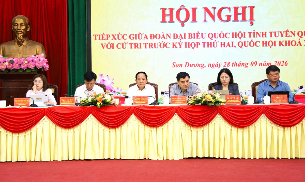 Đoàn đại biểu Quốc hội khóa XVI tỉnh Tuyên Quang tiếp xúc cử tri trước Kỳ họp thứ Hai, Quốc hội khóa XVI. Ảnh: MTTQ.