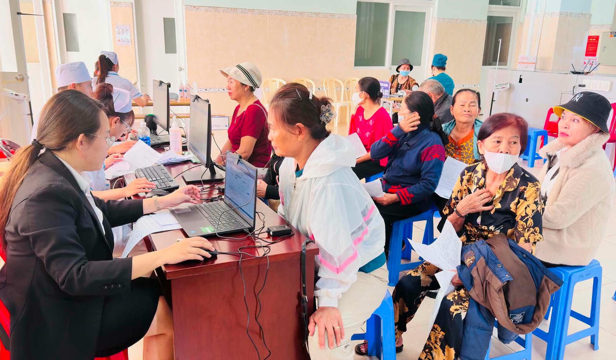 Bệnh viện 2 Lâm Đồng, tổ chức khám sức khỏe miễn phí cho người dân.