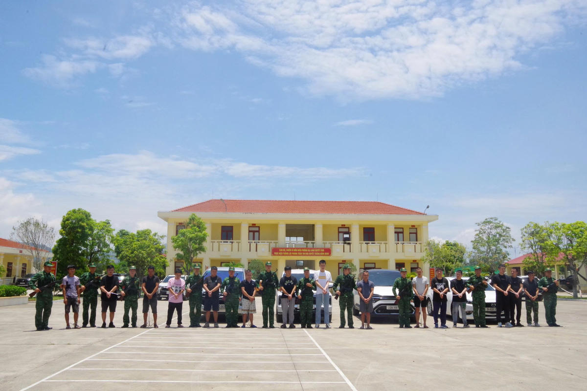Các đối tượng tổ chức và người được đưa xuất cảnh trái phép bị lực lượng chức năng bắt giữ. Ảnh: Ban chỉ huy BĐBP TP Quảng Ninh