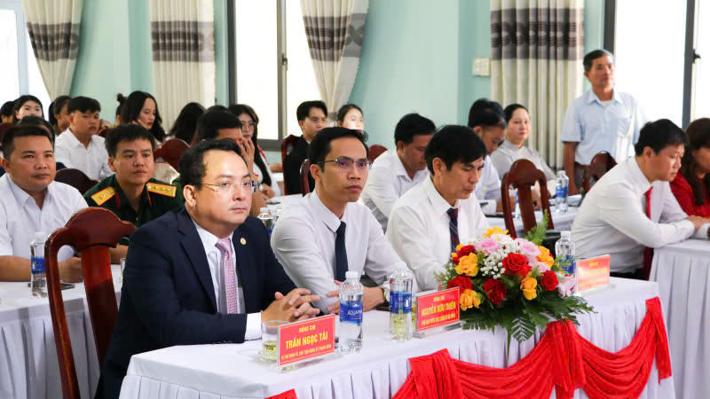 Các đại biểu tham dự lễ trao giải thưởng Huỳnh Thúc Kháng. Ảnh: CĐ.