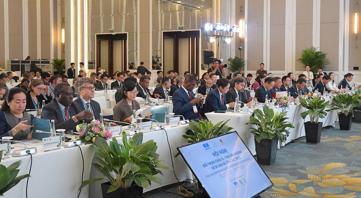 Các đại biểu tham dự phiên khai mạc Hội nghị Đối thoại châu Á - Thái Bình Dương về Di sản và Tính xác thực tại Hà Nội.