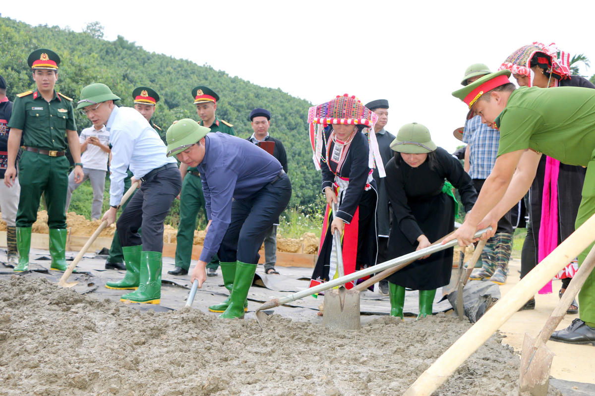 Ông Dương Quốc Huy cùng các đại biểu và Nhân dân đổ những mét bê tông đầu tiên.