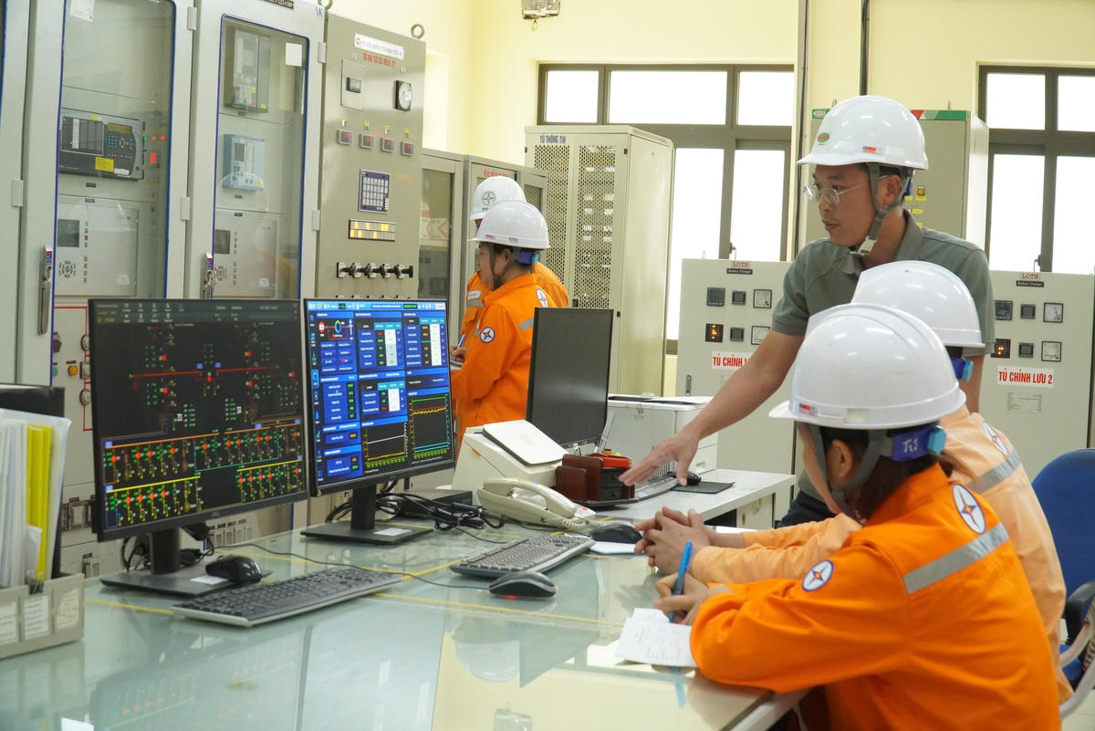 Toàn bộ quá trình được hệ thống quản lý năng lượng EMS giám sát và điều khiển, đồng thời phải bảo đảm các giới hạn kỹ thuật và yêu cầu an toàn của hệ thống pin