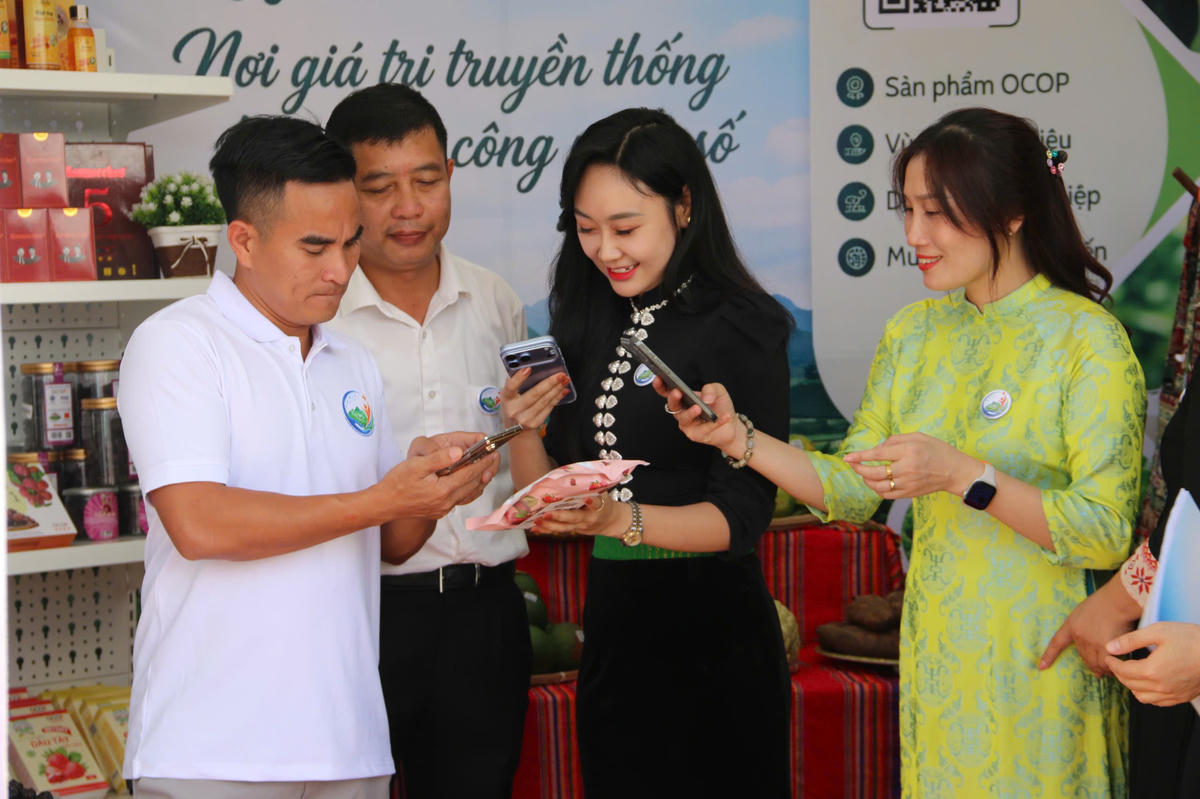 Qua các ứng dụng công nghệ, chuyển đổi số được áp dụng đã nâng cao và khẳng định những giá trị trong sản xuất, kinh doanh. Ảnh: Hà Hoàng