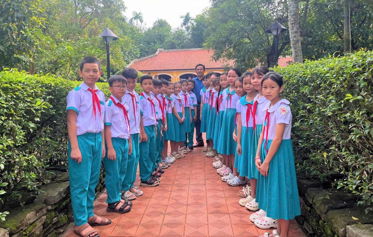 Học sinh chụp ảnh lưu niệm bên ngoài khu lưu niệm cụ Huỳnh Thúc Kháng. Ảnh: TB.