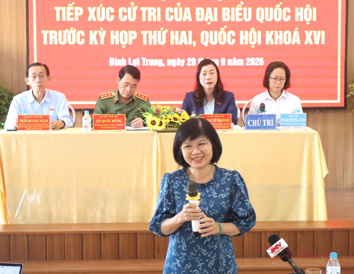 Cử tri Trần Thị Hiệp (phường Bình Lợi Trung) phát biểu ý kiến tại hội nghị. Ảnh: T.Luân.