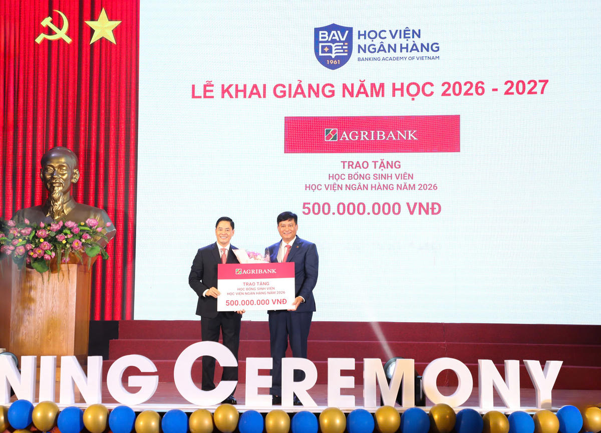 Tổng Giám đốc Agribank Phạm Toàn Vượng&nbsp;(bên phải) trao tặng biểu trưng học bổng&nbsp;trị giá 500 triệu đồng cho sinh viên Học viện Ngân hàng