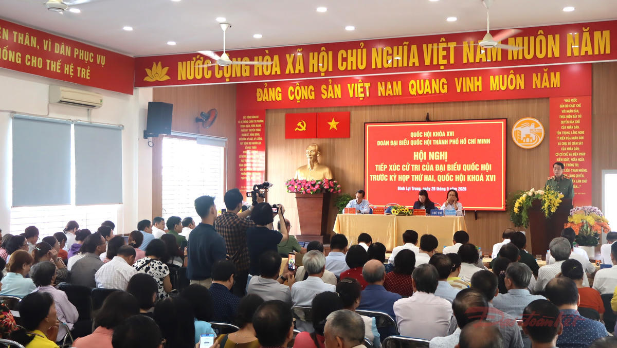Đông đảo cử tri phường Bình Lợi Trung tham dự tại điểm cầu trực tiếp của hội nghị. Ảnh: Thành Luân