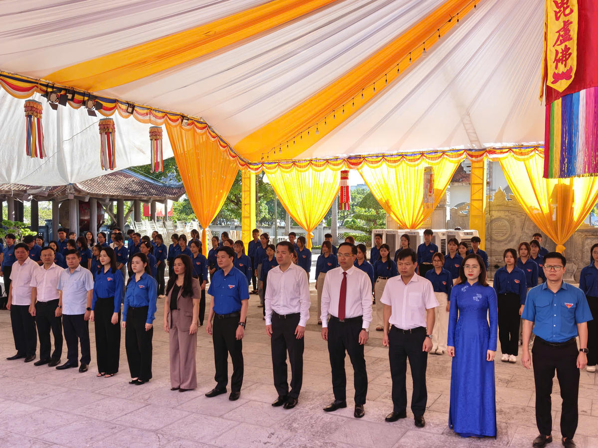 Phó Bí thư Đảng ủy MTTQ, các đoàn thể Trung ương Ngô Văn Cương và các đại biểu tại Lễ dâng hương kỷ niệm 60 năm Ngày hy sinh của Mười nữ dân quân pháo phòng không Lam Hạ.