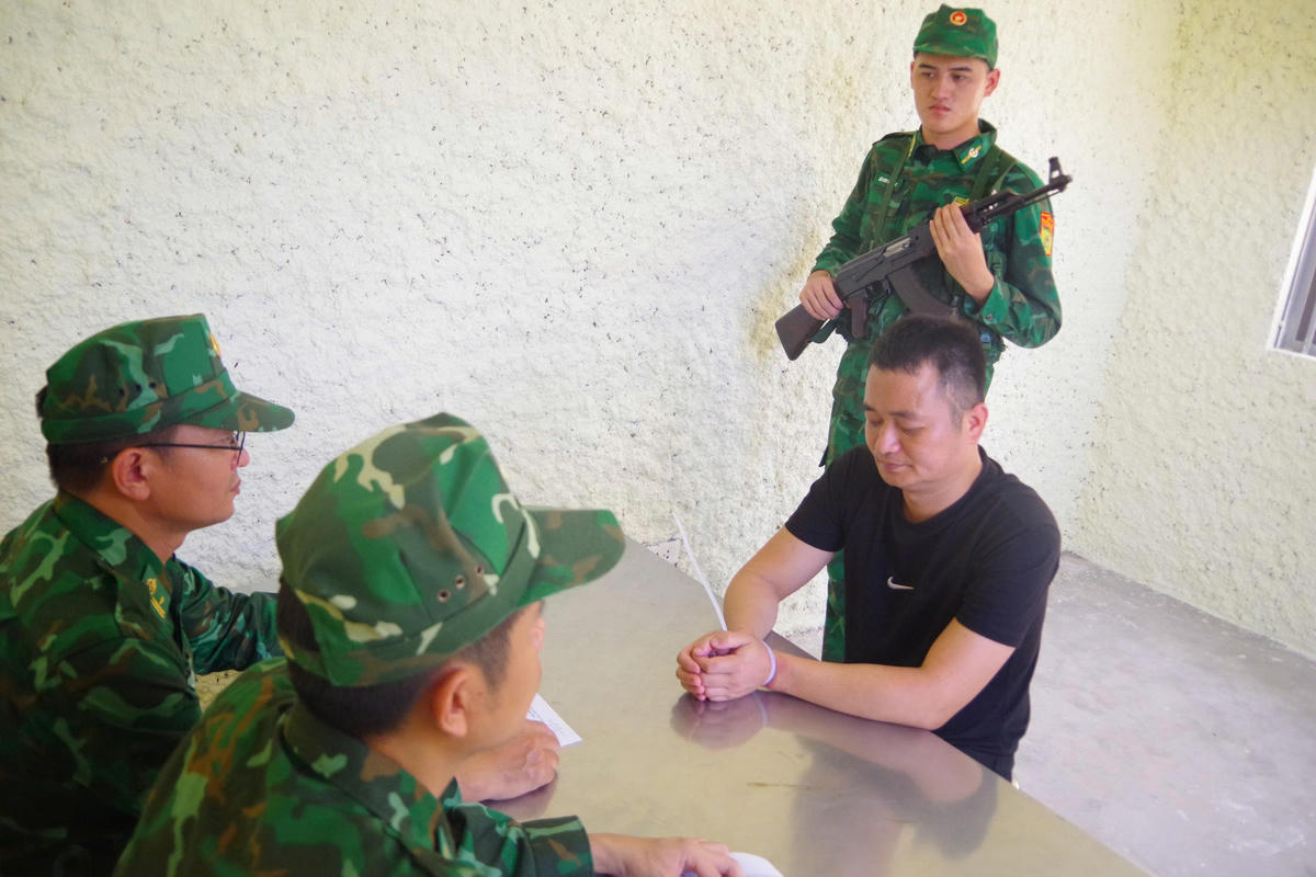  Lực lượng chức năng lấy lời khai của đối tượng tổ chức đưa, dẫn người xuất cảnh trái phép. Ảnh: Ban chỉ huy BĐBP TP Quảng Ninh