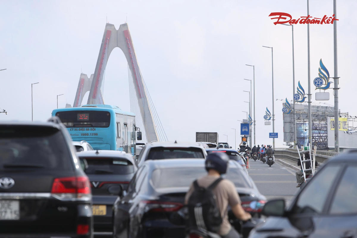 Diễn biến sáng 28/9 cho thấy, dù biển báo khoảng cách đã được tháo, tình trạng ùn tắc tại cầu Nhật Tân vẫn xảy ra, cho thấy áp lực giao thông trên tuyến không chỉ liên quan đến việc tổ chức khoảng cách giữa các phương tiện mà còn chịu tác động từ lưu lượng xe và các sự cố phát sinh trên đường.