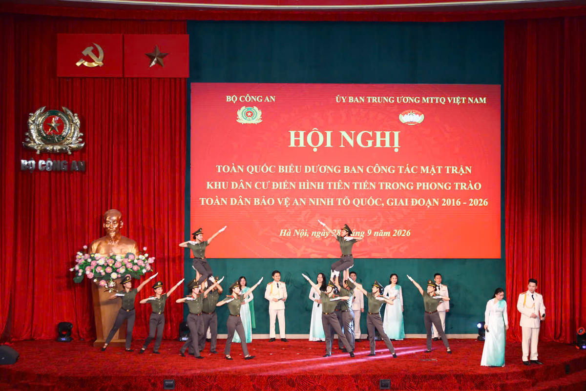 Tiết mục văn nghệ tại hội nghị biểu dương. Ảnh: Quang Vinh - Lê Khánh