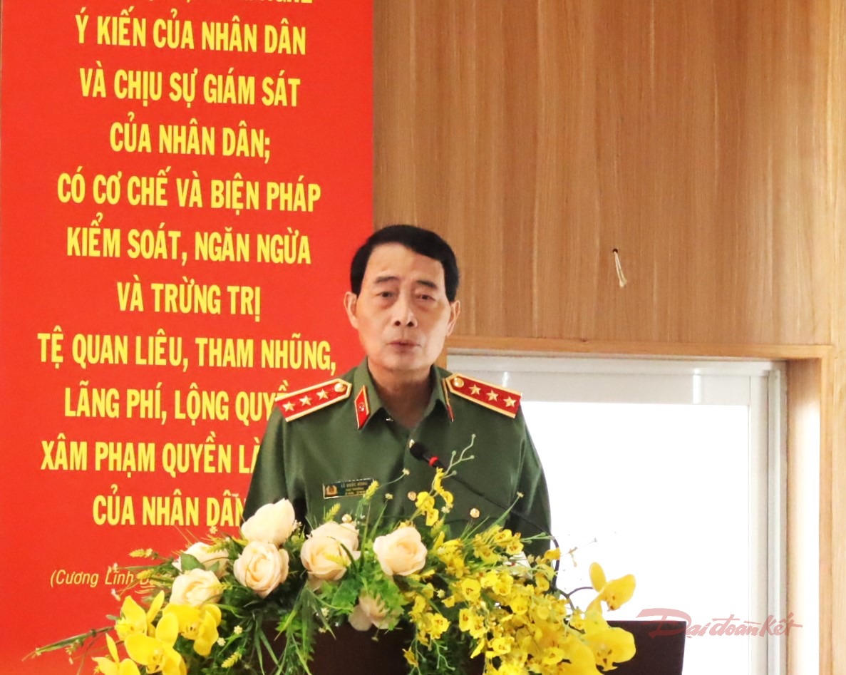 Thượng tướng Lê Quốc Hùng, Ủy viên Trung ương Đảng, Thứ trưởng Bộ Công an phát biểu tiếp thu ý kiến của cử tri TPHCM. Ảnh: Thành Luân.
