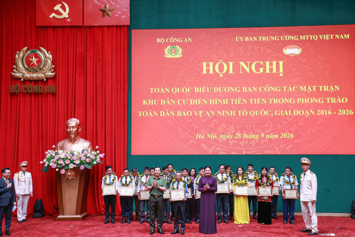 Bà Hà Thị Nga, Ủy viên Trung ương Đảng, Phó Chủ tịch - Tổng Thư ký Ủy ban Trung ương MTTQ Việt Nam trao bằng khen cho các tập thể, cá nhân tiêu biểu. Ảnh: Quang Vinh - Lê Khánh