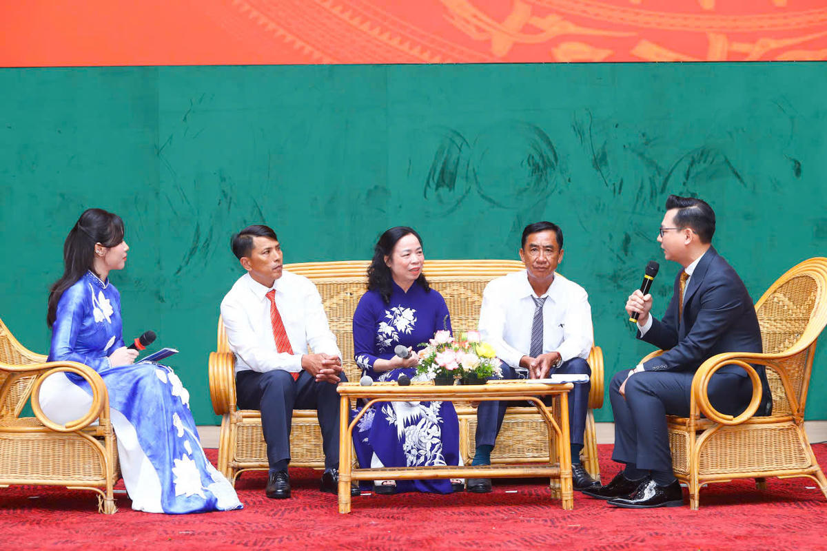 Các đại biểu giao lưu tại hội nghị toàn quốc biểu dương Ban Công tác Mặt trận khu dân cư điển hình tiên tiến trong phong trào Toàn dân bảo vệ an ninh Tổ quốc, giai đoạn 2016-2026. Ảnh: Quang Vinh - Lê Khánh