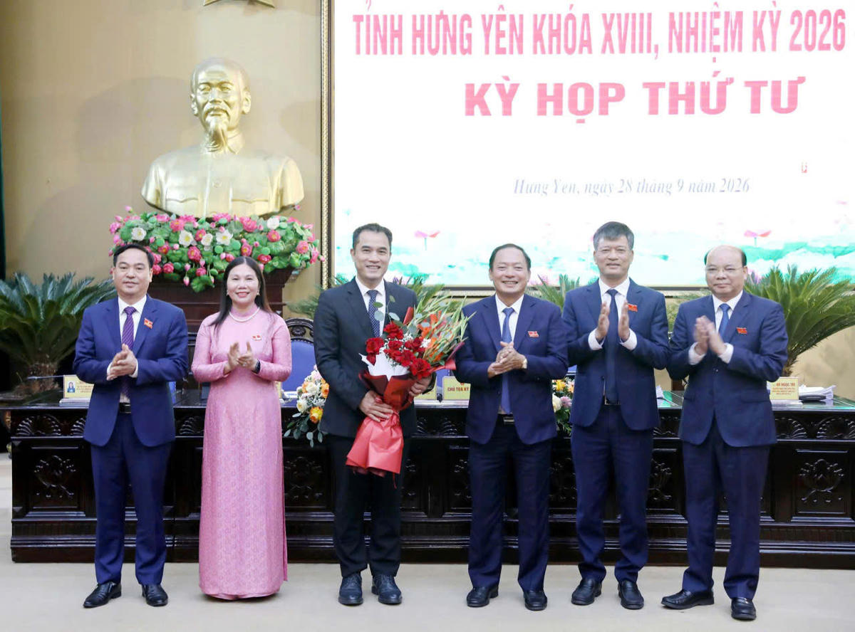 Thường trực HĐND tỉnh Hưng Yên chúc mừng ông Phạm Bảo Sơn (người cầm hoa) vừa được bầu giữ chức Phó Chủ tịch UBND tỉnh. Ảnh: Thế Duyệt