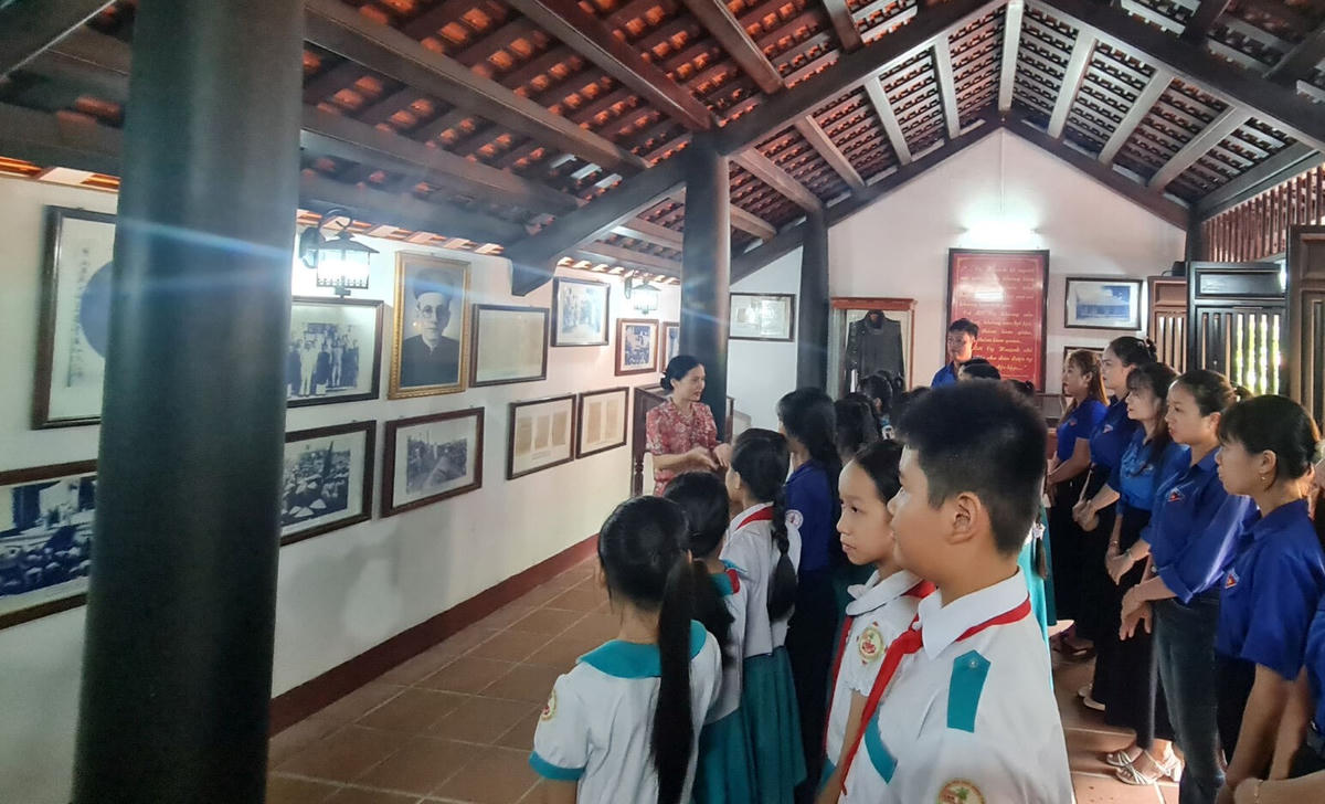 Nhiều đoàn học sinh tham quan khu lưu niệm cụ Huỳnh Thúc Kháng, ở xã Thạnh Bình. Ảnh: TB.